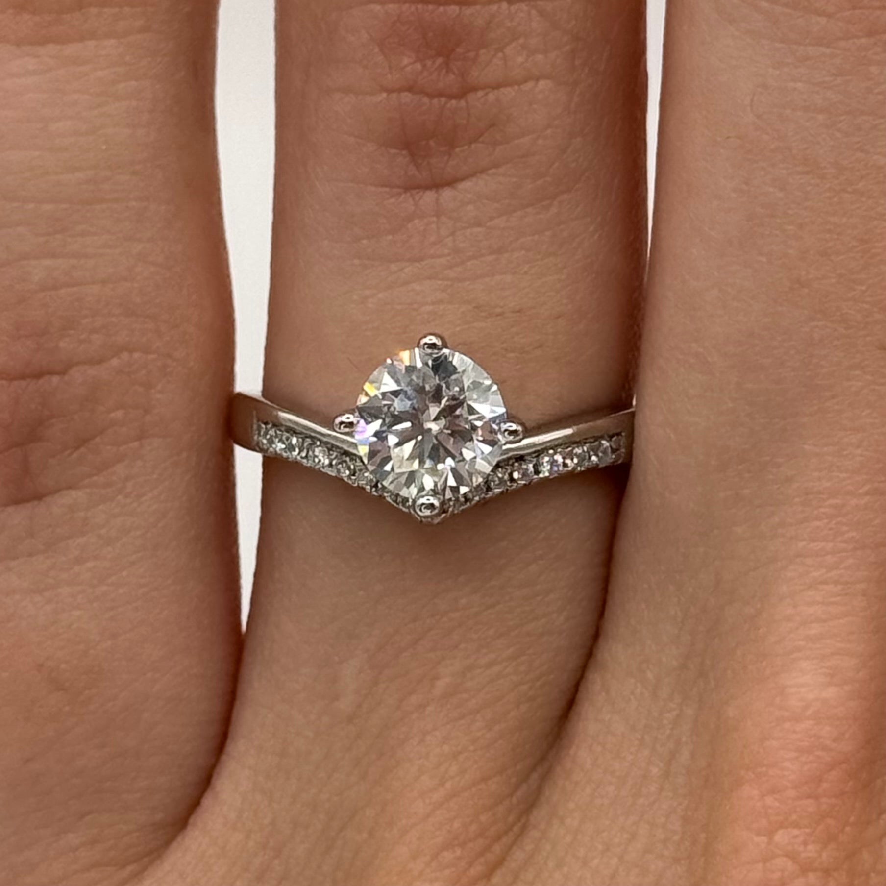 Timeless Moissanite Engagement Ring - Classic Princess Cut with Modern Shine
