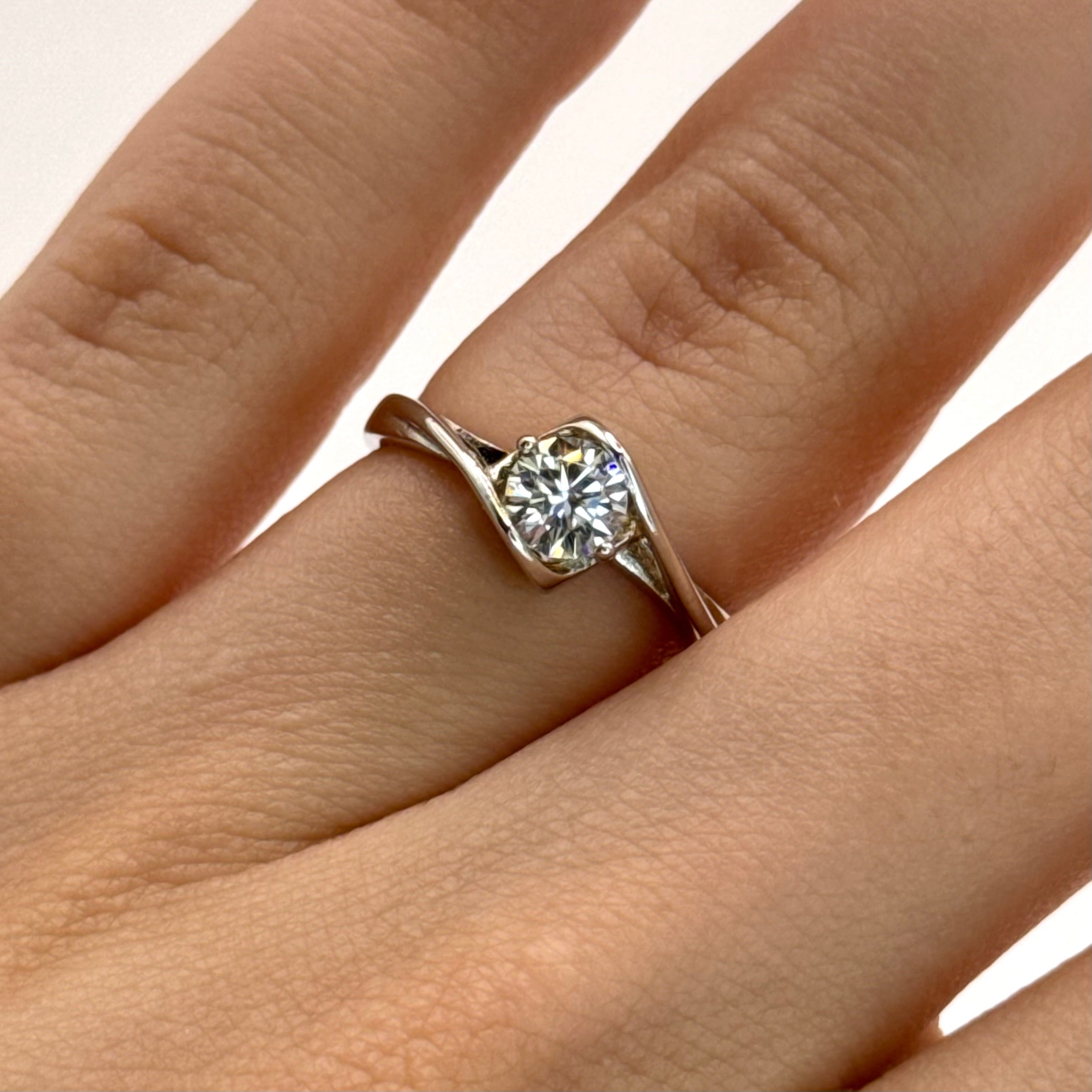 Romantic Moissanite Ring - Classic Design with a Love Essence Theme
