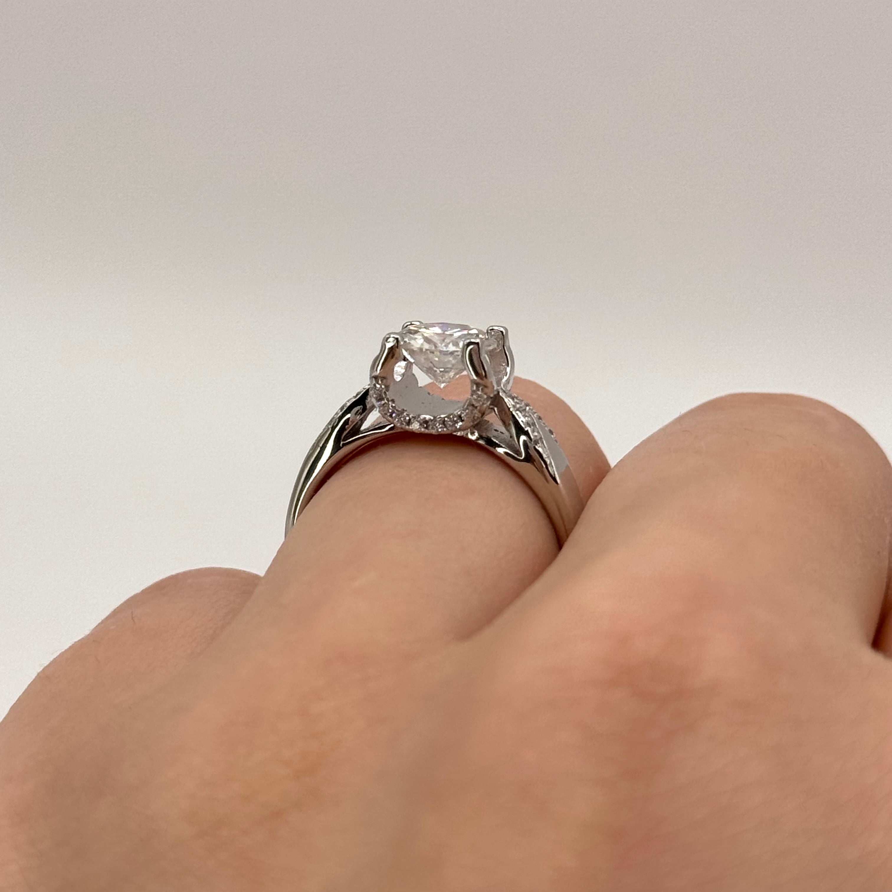 Elegant Moissanite Ring - Sophisticated Design with Brilliant Sparkle