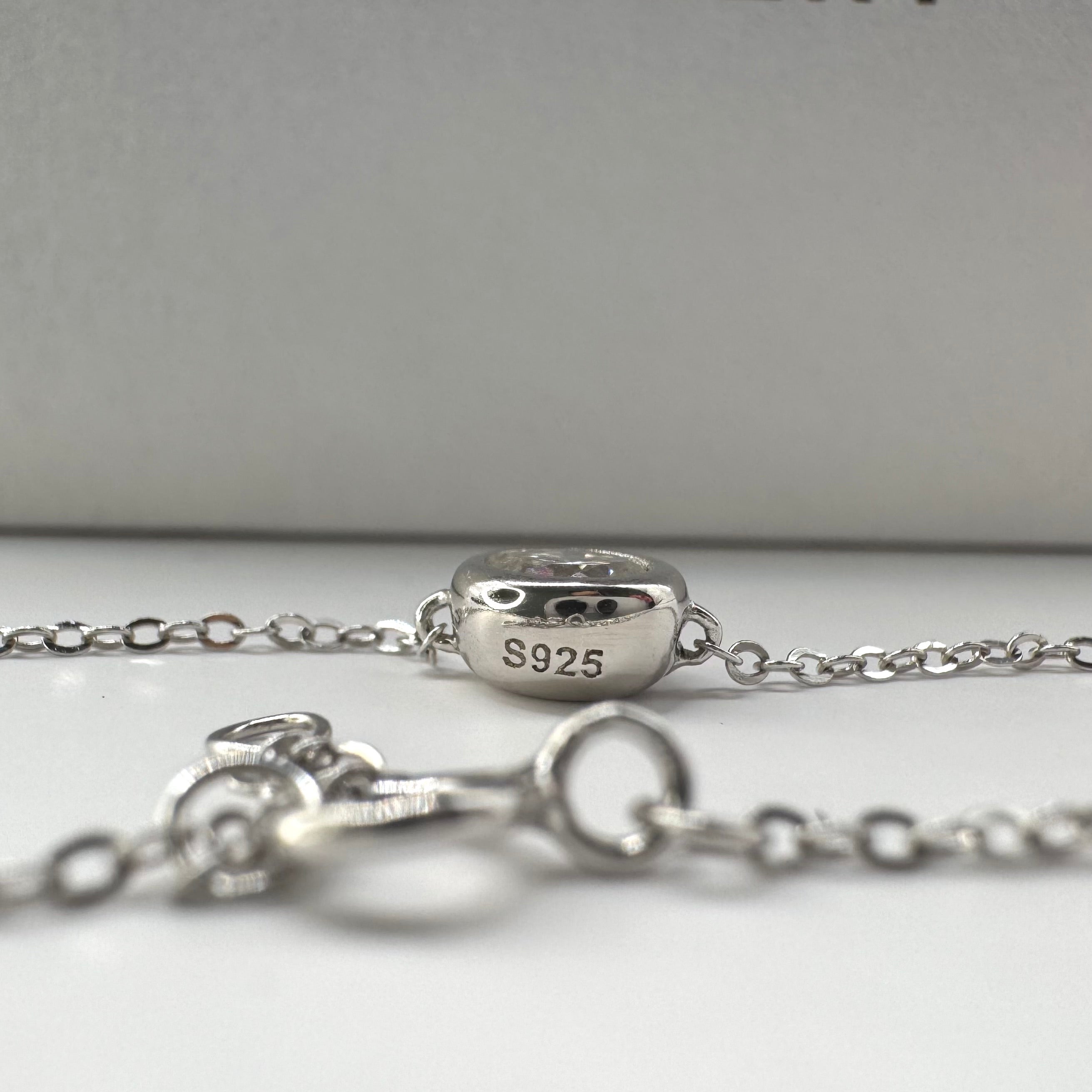 Delicate Moissanite Bracelet - Refined Metal Band with a Crystal-Inspired Pattern
