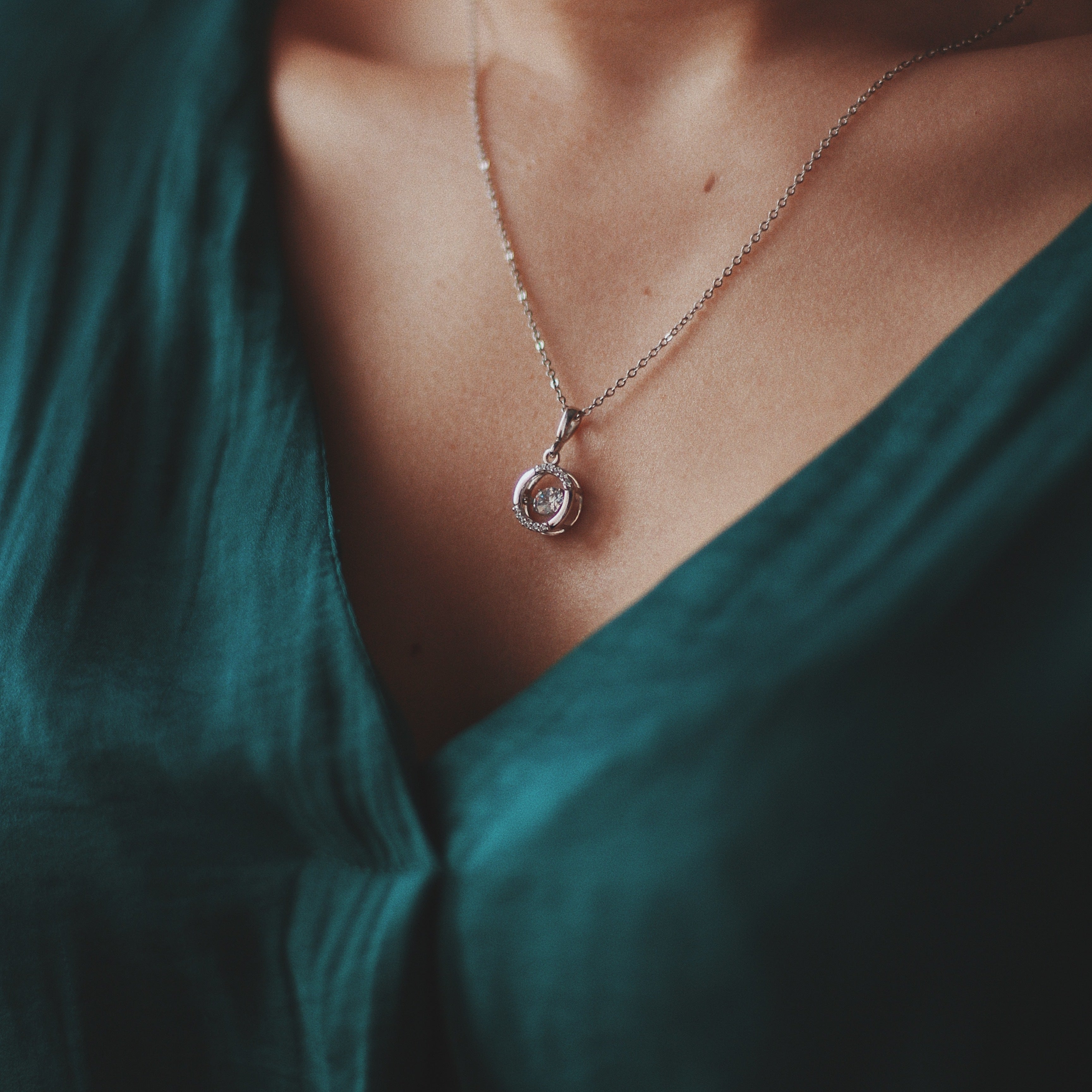How to Choose the Perfect Moissanite Pendant in Silver