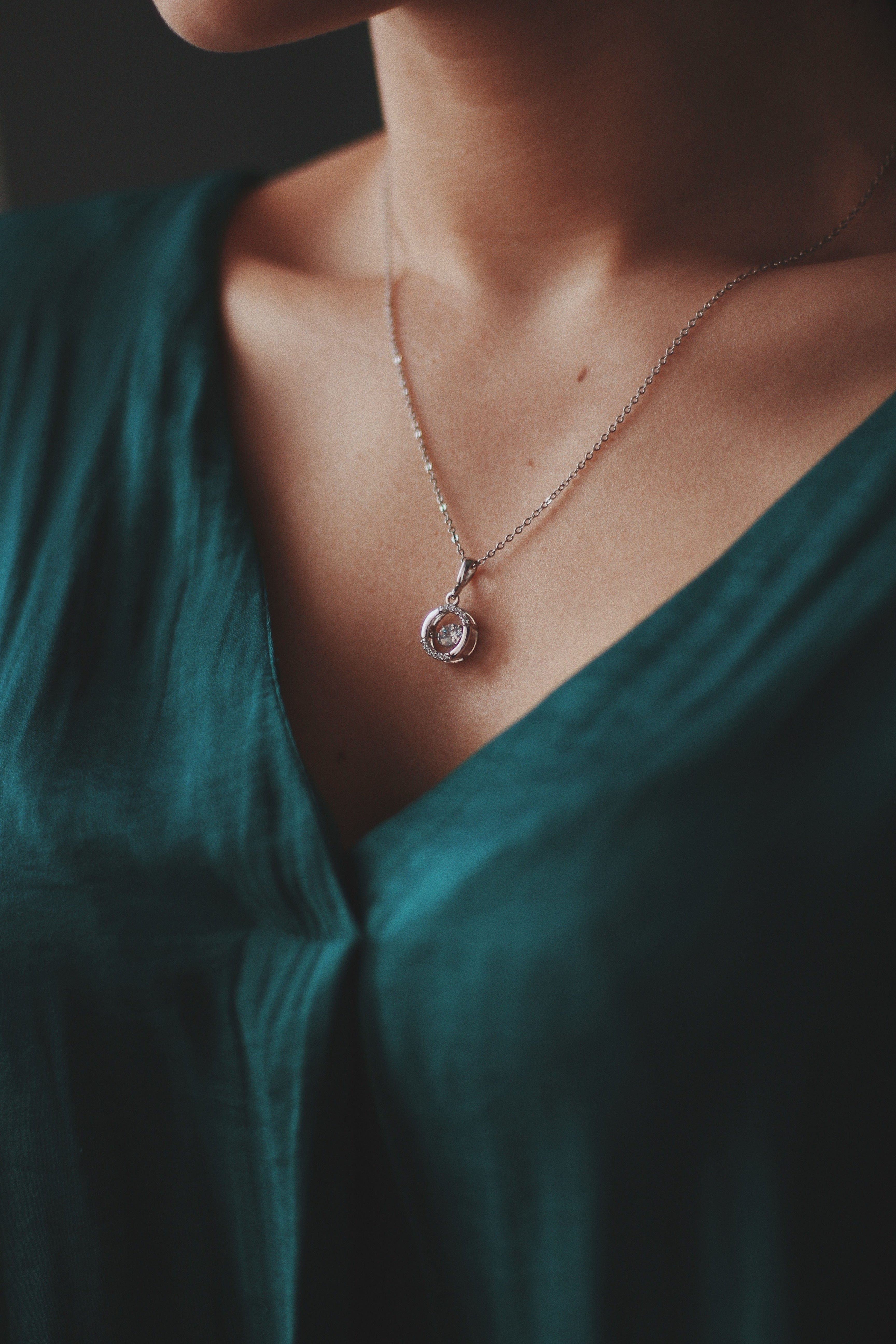 How to Choose the Perfect Moissanite Pendant in Silver