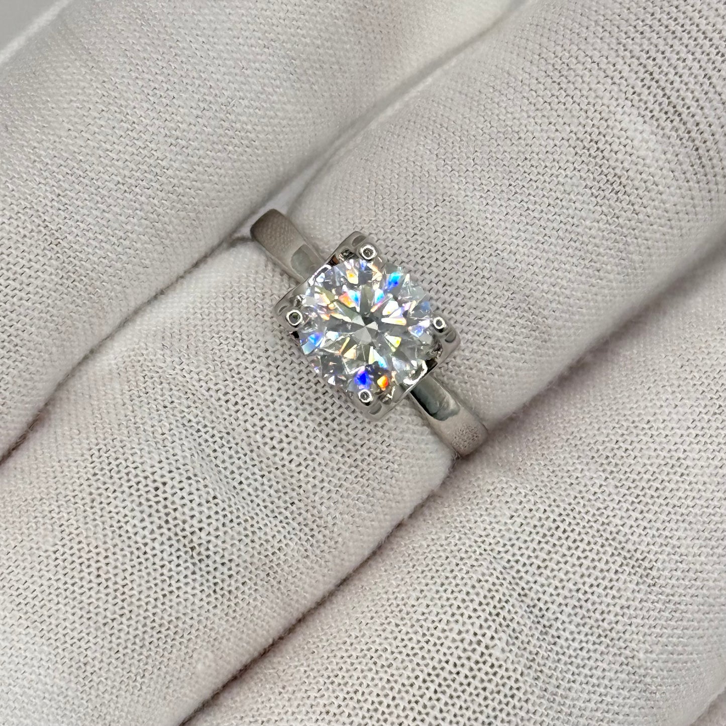 High-End Moissanite Ring - Timeless Opulence with a Sleek Metal Band