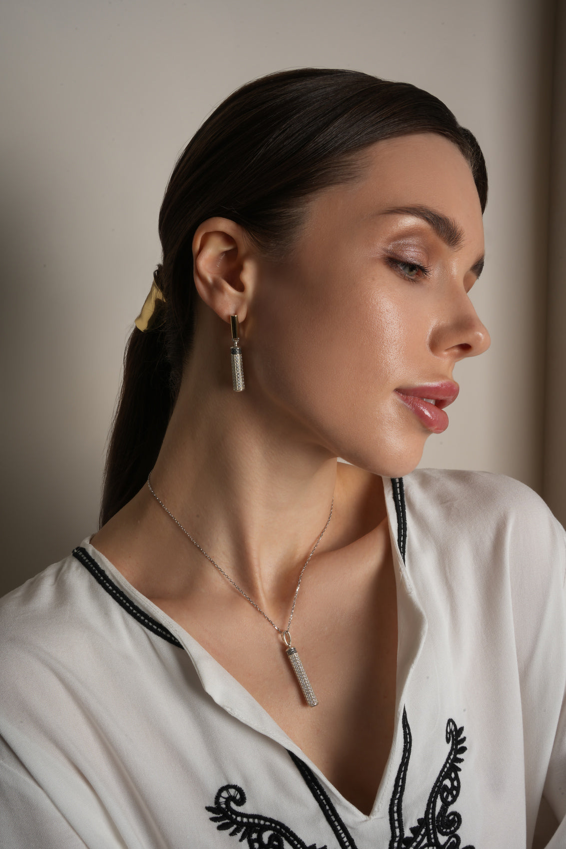 Pendientes de moissanita para mujer | Plata de ley 925 con baño de oro de 18 quilates | Diseño conmovedor