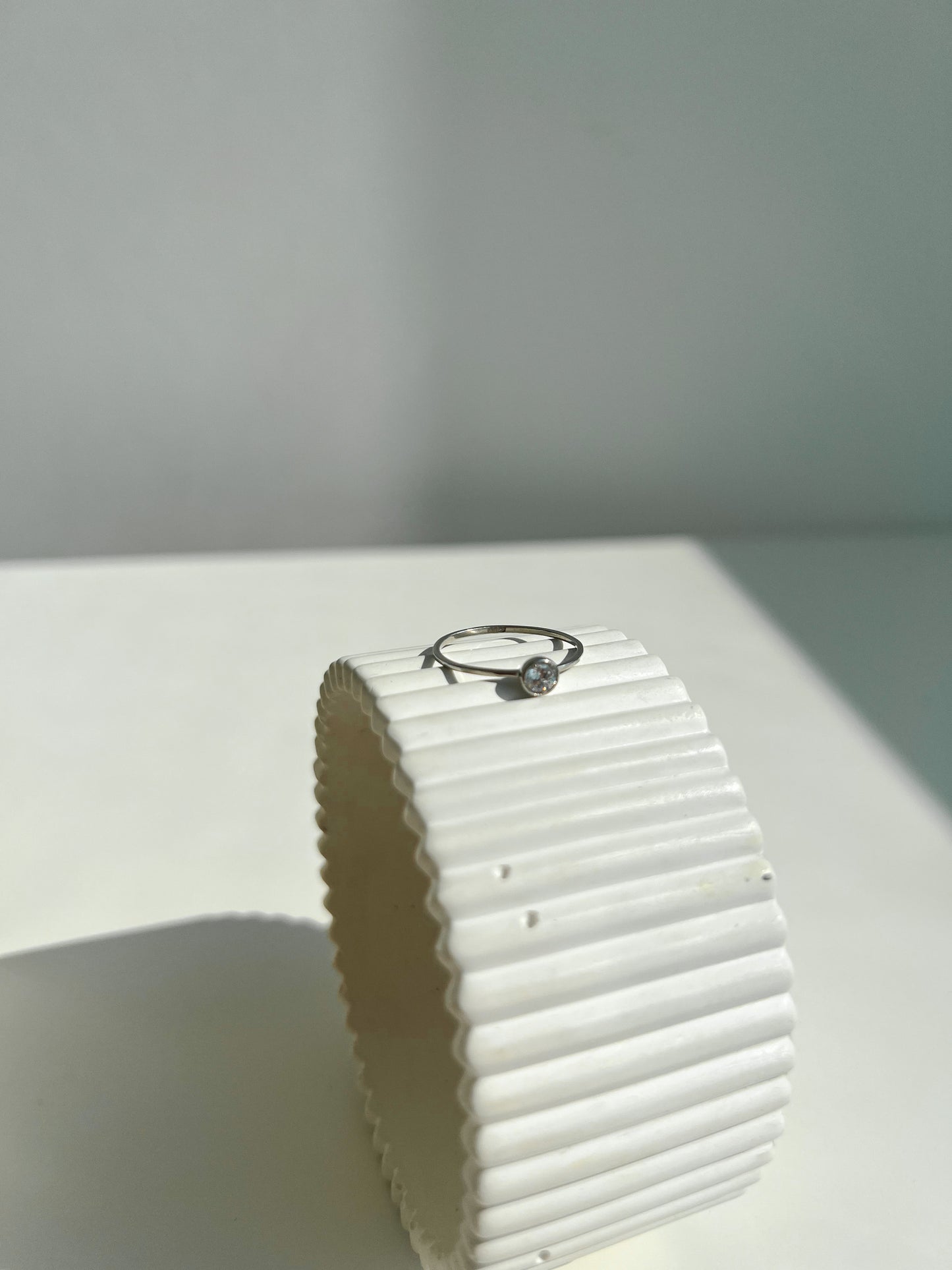 Anillo de compromiso de moissanita para mujer | Plata de ley 925 con baño de oro de 18 quilates | Diseño Love Essence