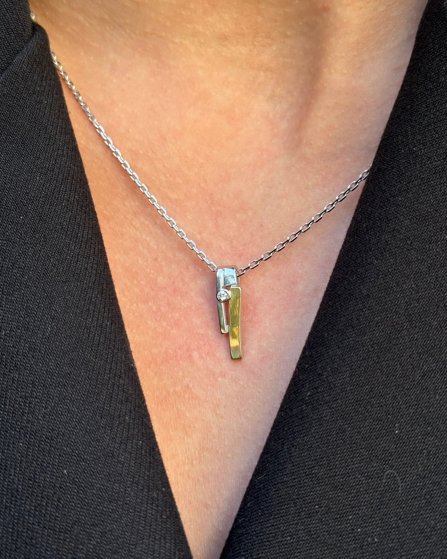 Pendientes de moissanita para mujer | Plata de ley 925 con baño de oro de 18 quilates | Diseño conmovedor