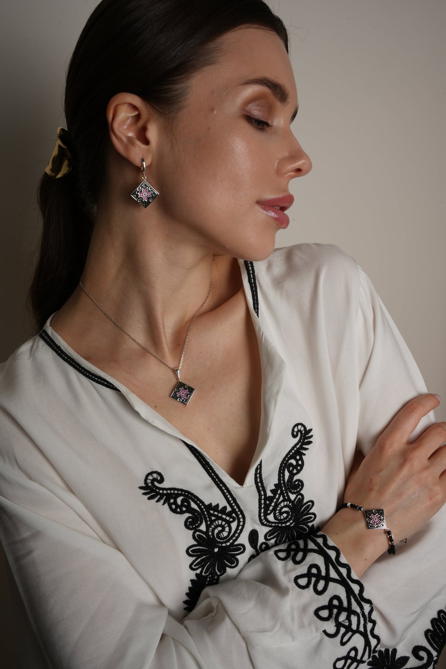 Pendientes de moissanita para mujer | Plata de ley 925 con baño de oro de 18 quilates | Diseño conmovedor