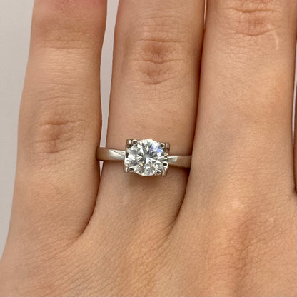 Minimalist Luxury Moissanite Ring - Opulent Design with a Polished Finish