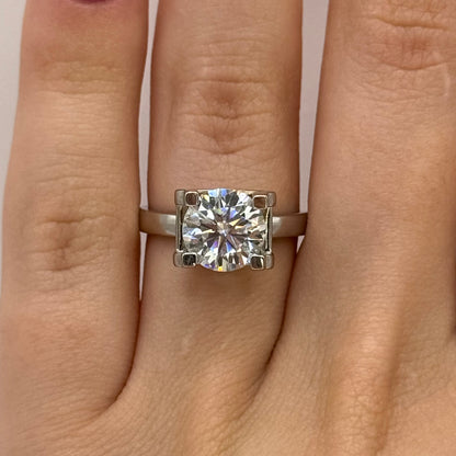 Minimalist Moissanite Ring - Deep Space-Inspired Band with a Brilliant Centerpiece