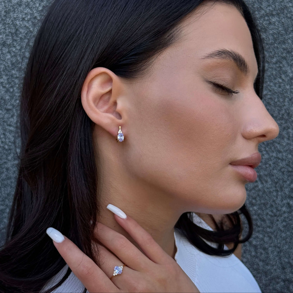 Oval Trio Delicate worn on model