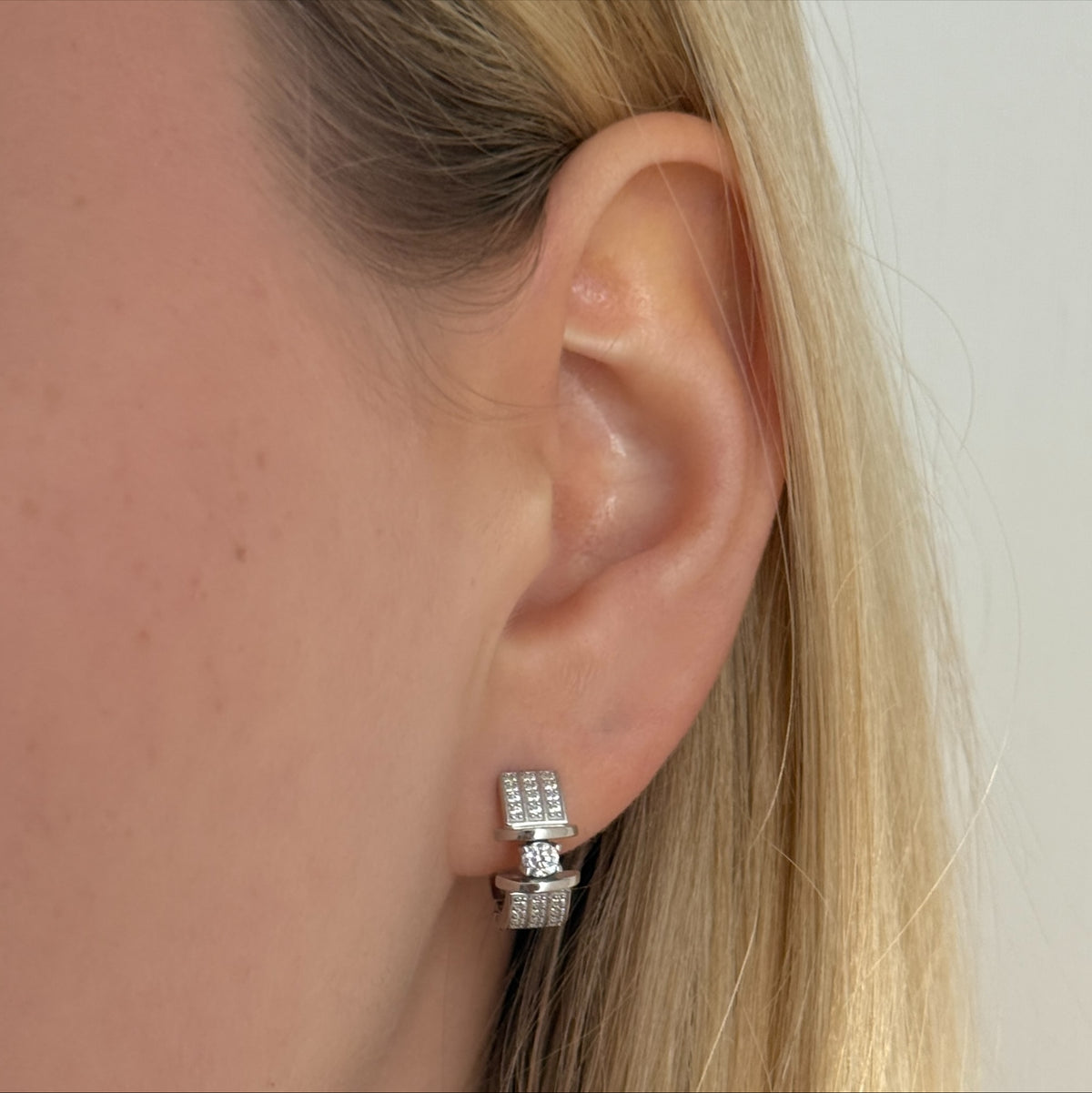 Block Solitaire worn on model
