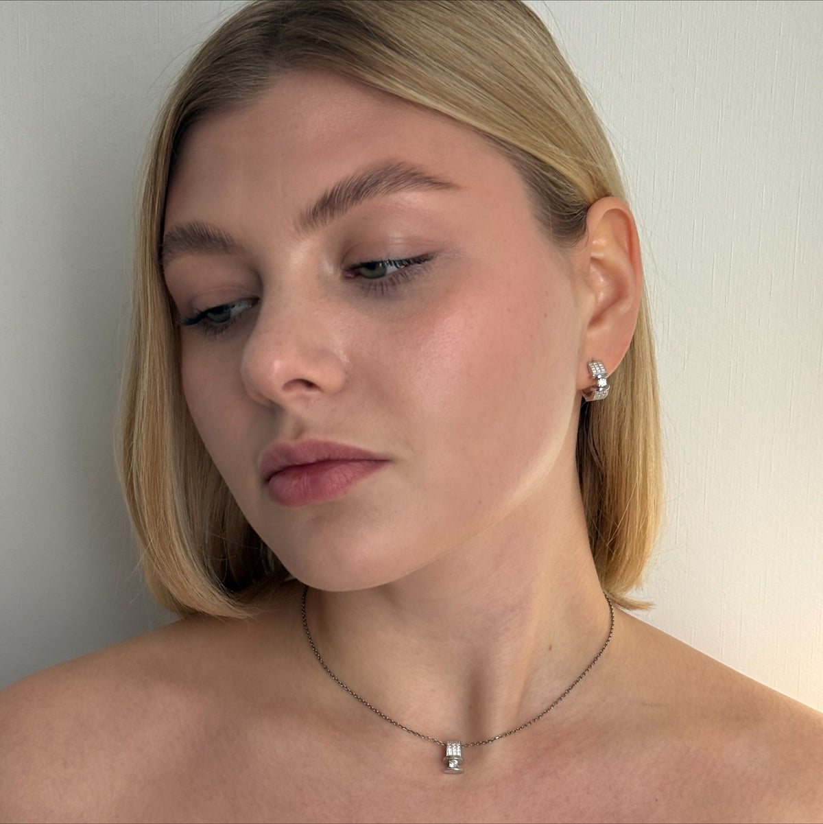 Block Solitaire worn on model