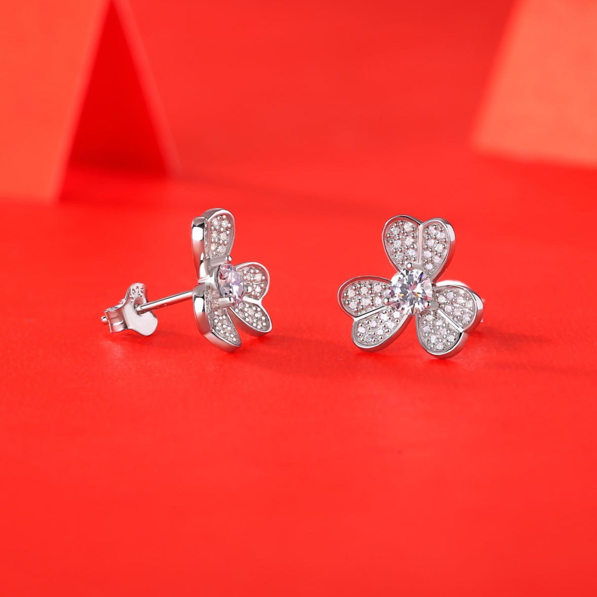 Elegant Moissanite Clover Earrings - Timeless Four-Leaf Pattern with Brilliant Shine